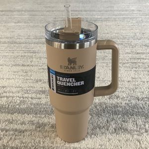 NWT Stanley Travel Quencher in color Driftwood, 40oz